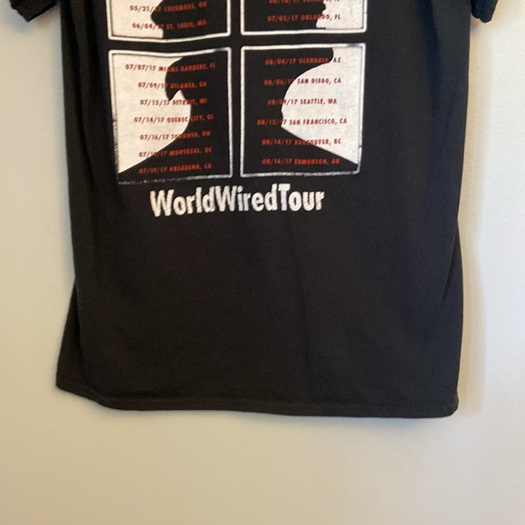 ⭐️ Metallic 2017 World Tour Graphic Band Tee Crew neck T-shirt size medium - Picture 7 of 9